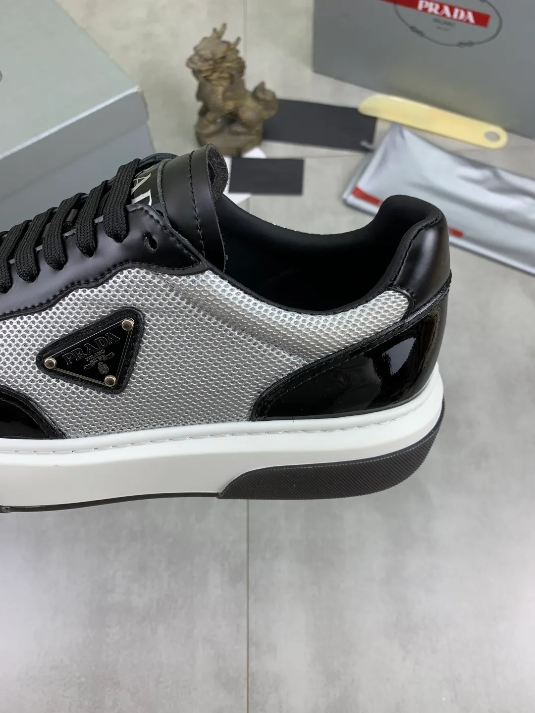 Men's Men's Shoes 💰P600 💰【New Style】 The latest model of high-quality PRADA classic men's shoes has been launched on the official website at 1:1, synchronized in Hong Kong, and on the same catwalk; all made of calfskin➕imported cowhide lining, 🍡🍡original rubber outsole, non-slip and wear-resistant; comfortable on the feet, attractive style, fine workmanship, and simple and neat shoe lasts, showing the courage and toughness of men, 👍Size: 39-44 (45 can be customized) black White color🉑️choose